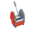 Strizzatore per Mop in Plastica con Alberino in Alluminio e Gancio Porta Manico Strizzatore per Mop in Plastica con Alberino in Alluminio e Gancio Porta Manico